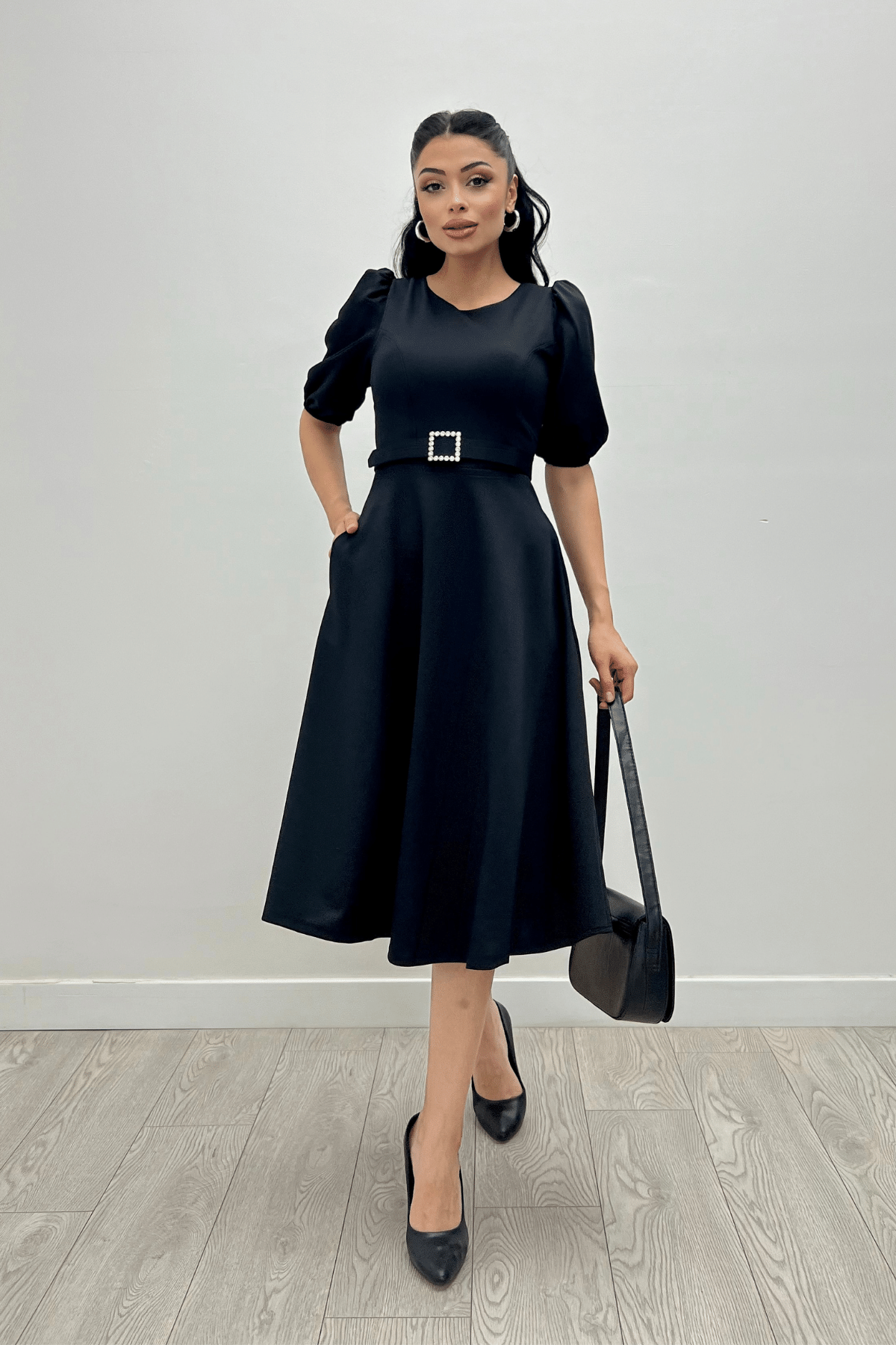 فستان مزين بحزام من قماش الكريب - الأسود