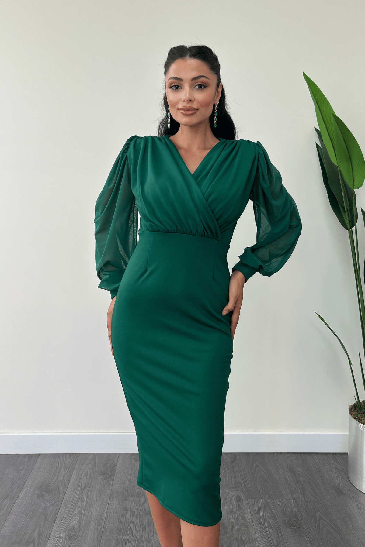 زمرد - فستان قلم من التول قماش الكريب بأكمام