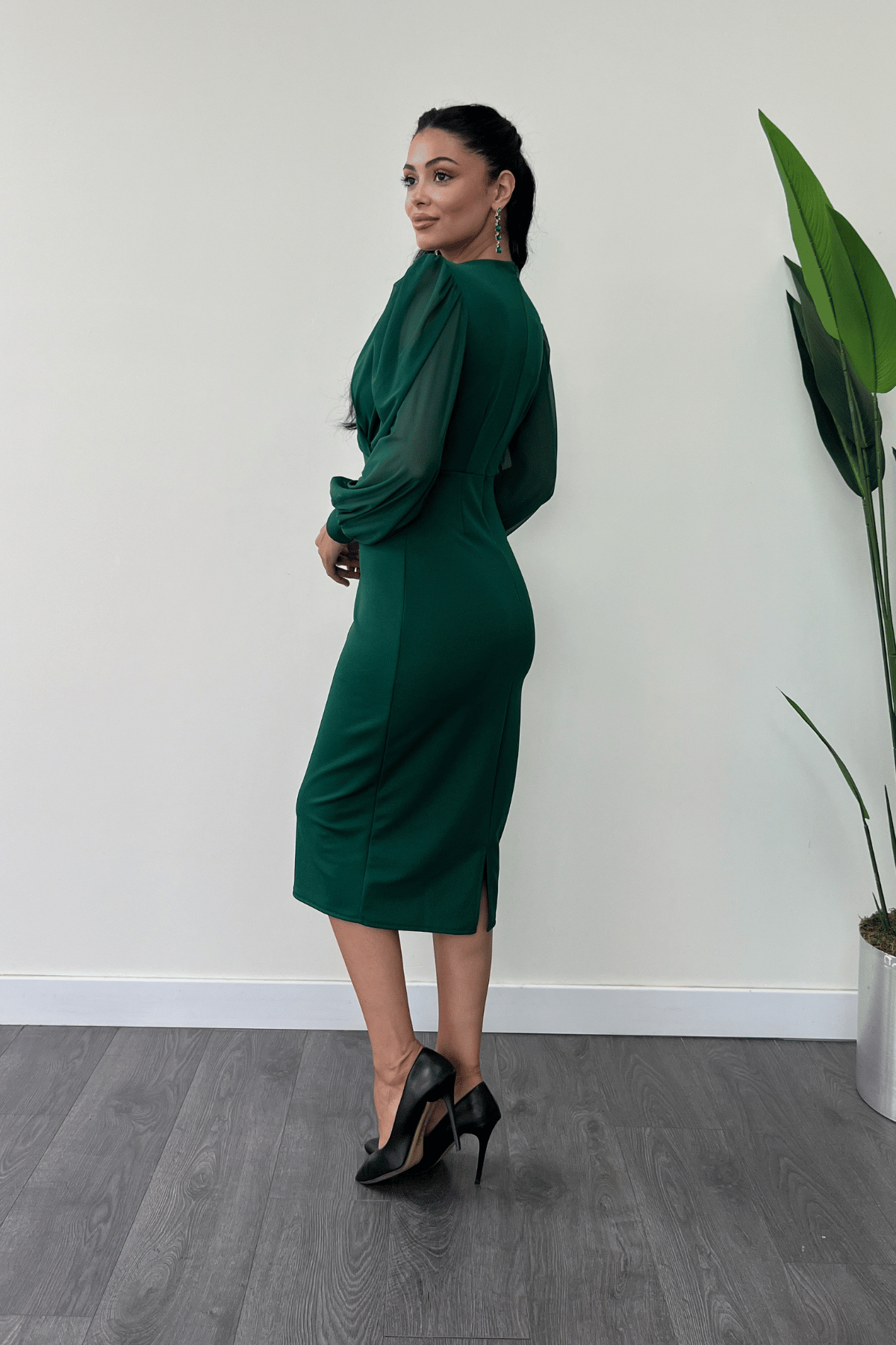 زمرد - فستان قلم من التول قماش الكريب بأكمام