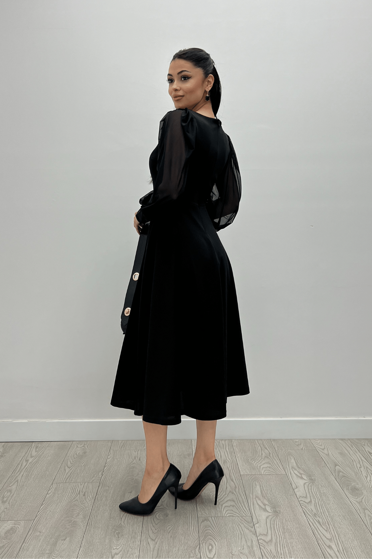 Krep Kumaş Kolları Tül Detaylı Midi Elbise - SİYAH