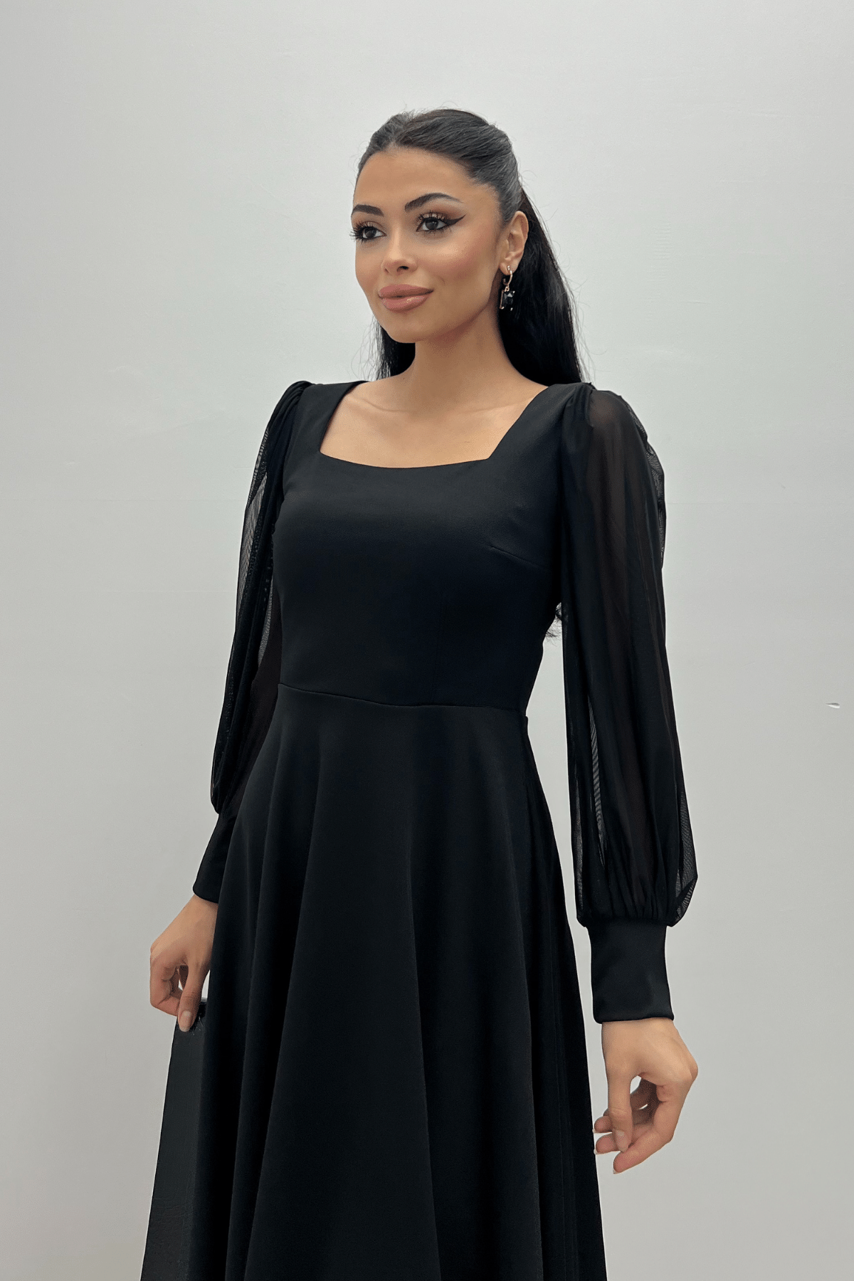 Krep Kumaş Kolları Tül Detaylı Midi Elbise - SİYAH