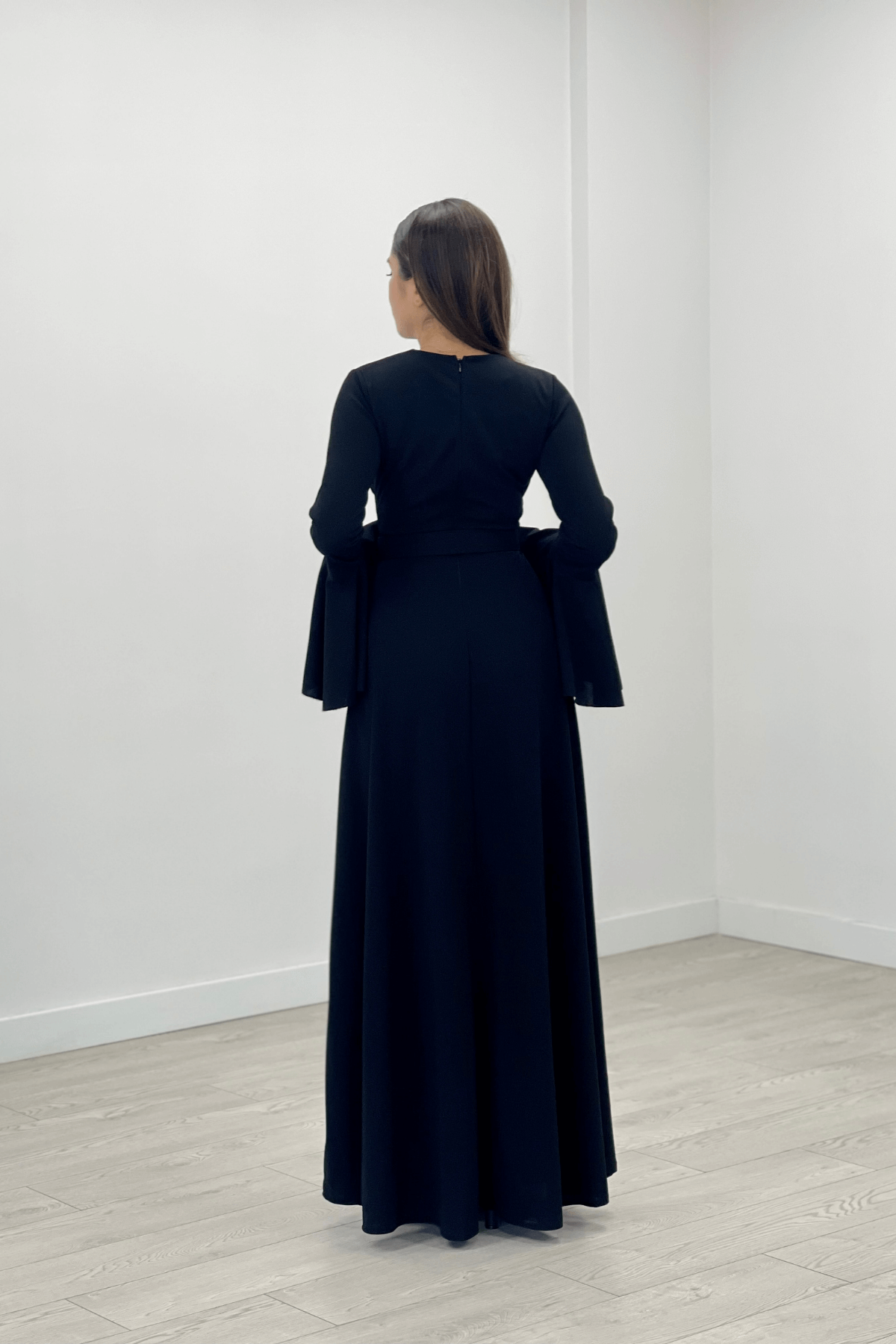 Krep Kumaş Kolları Volan Detaylı Maxiboy Abiye Elbise - SİYAH