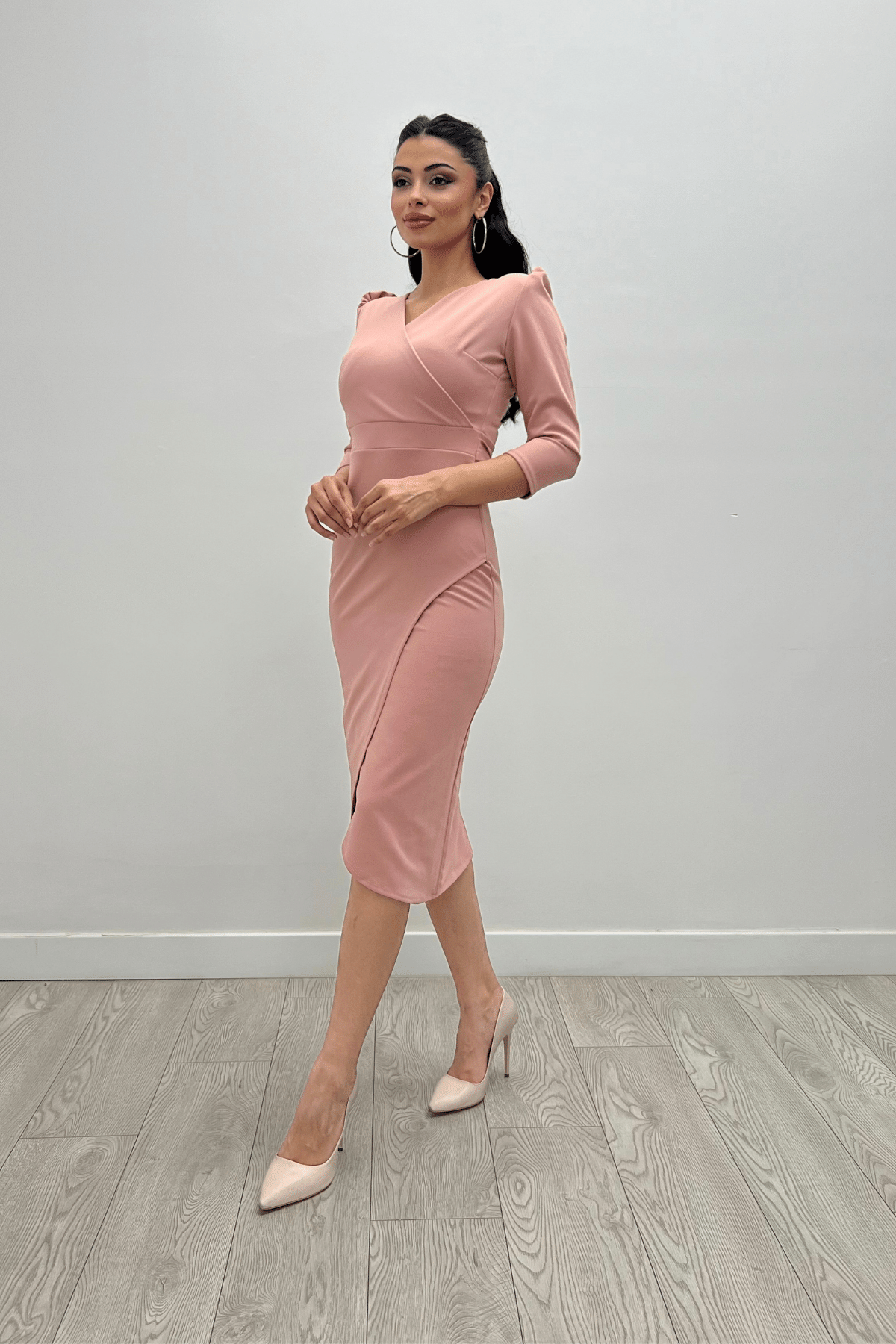 فستان متوسط ​​الطول بقماش كريب - لون البودرة