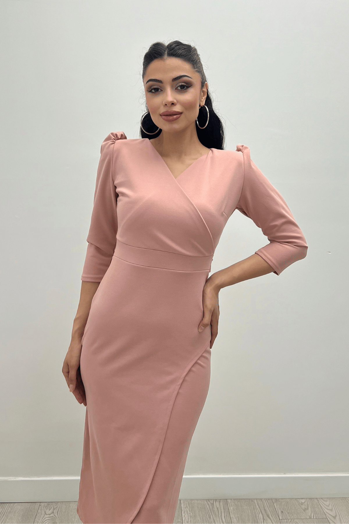 فستان متوسط ​​الطول بقماش كريب - لون البودرة