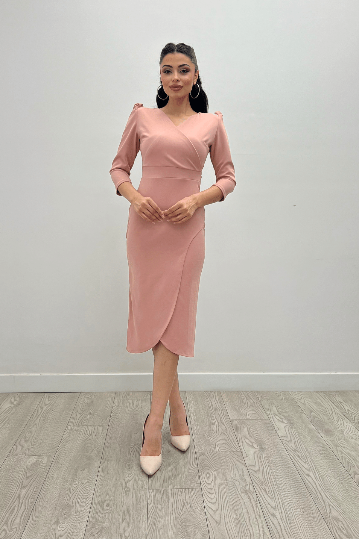 فستان متوسط ​​الطول بقماش كريب - لون البودرة
