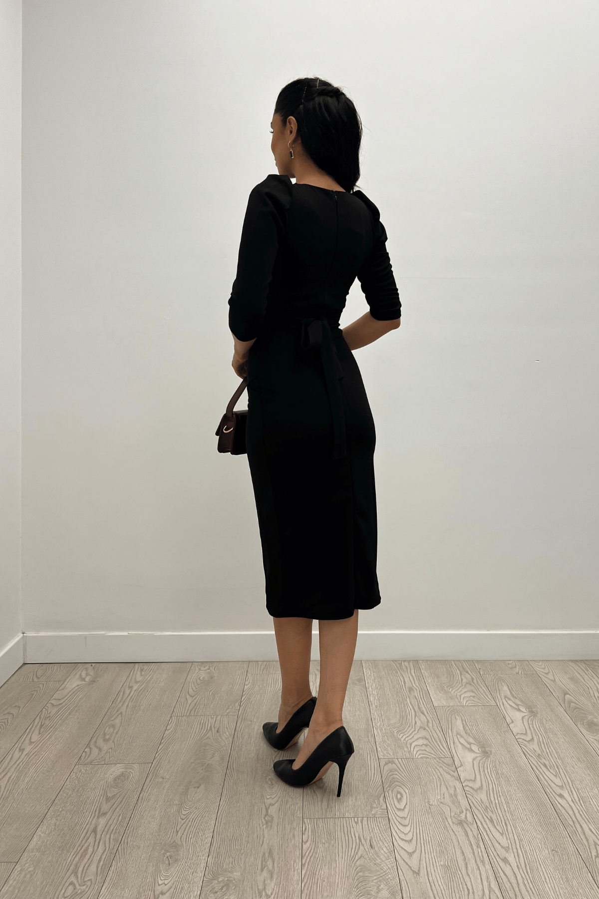 فستان متوسط ​​الطول بقماش كريب - الأسود