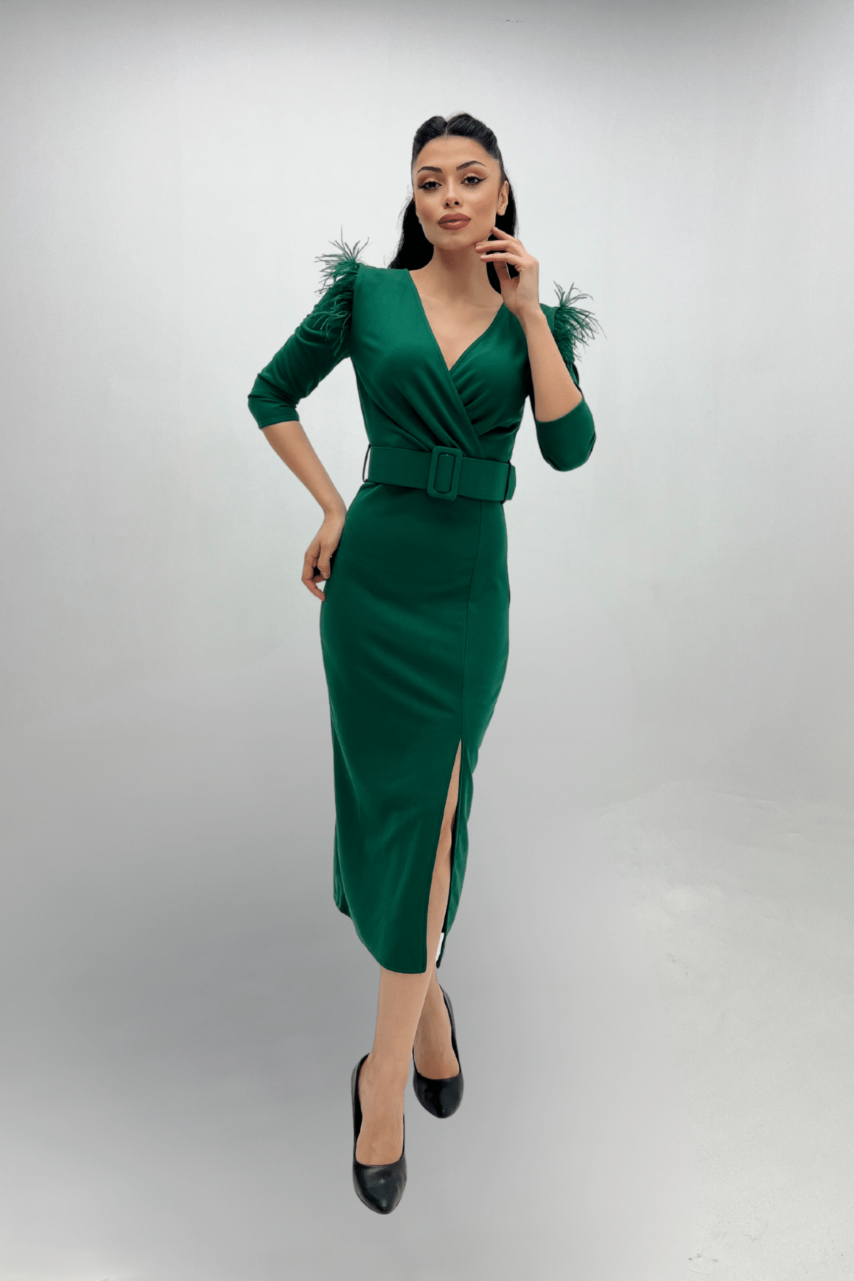 Krep Kumaş Omuzları Tüylü Yırtmaç Detaylı Abiye Elbise - ZÜMRÜT YEŞİL