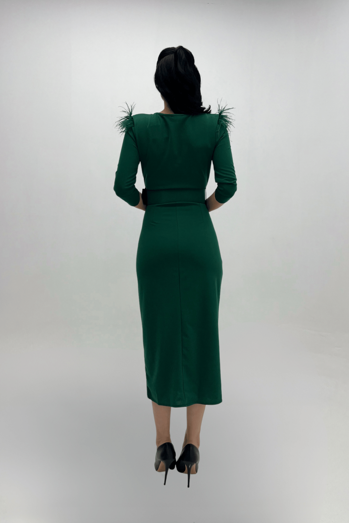 Krep Kumaş Omuzları Tüylü Yırtmaç Detaylı Abiye Elbise - ZÜMRÜT YEŞİL
