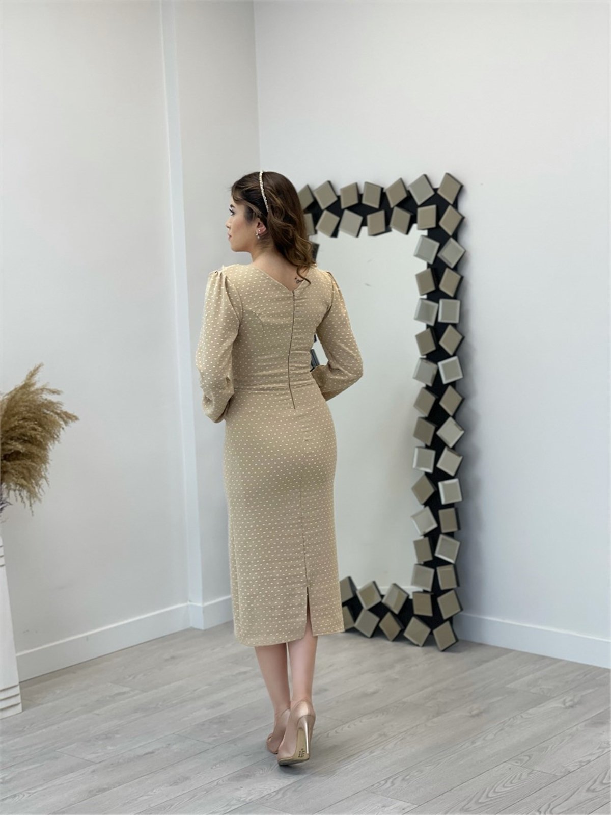 Krep Kumaş Puantiye Detaylı Kalem Elbise - KREM RENGİ