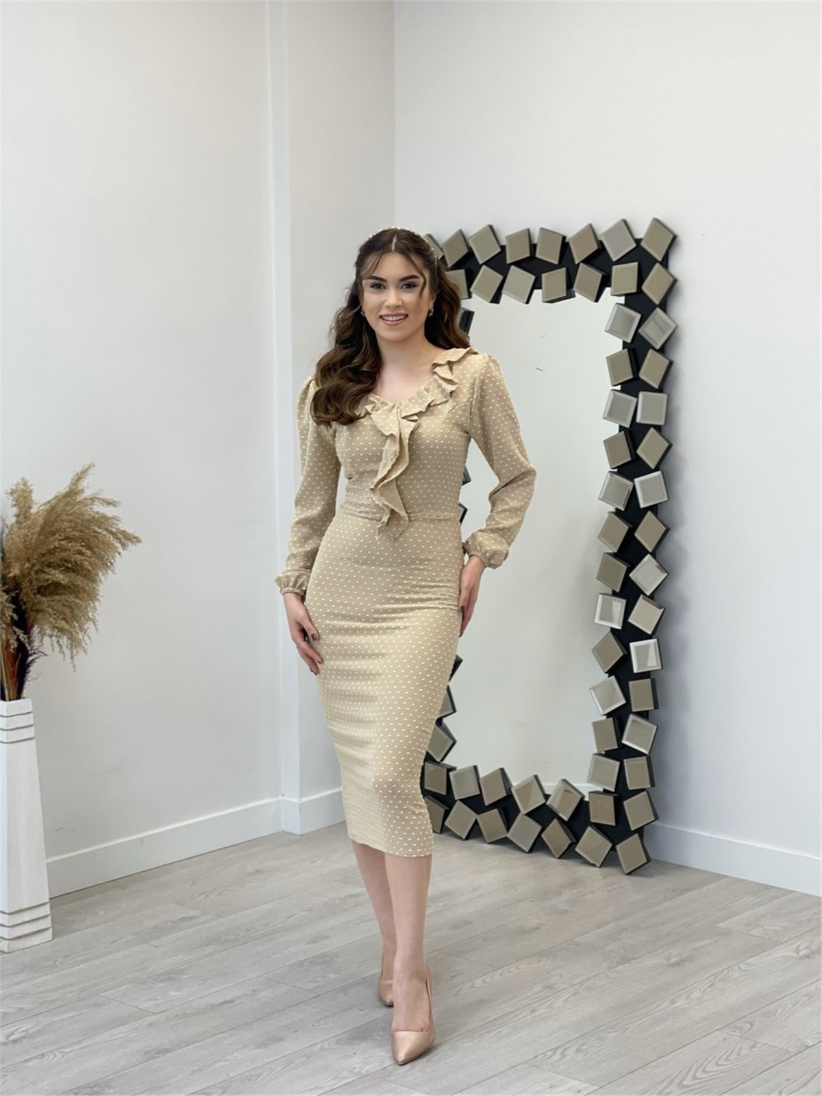 Krep Kumaş Puantiye Detaylı Kalem Elbise - KREM RENGİ