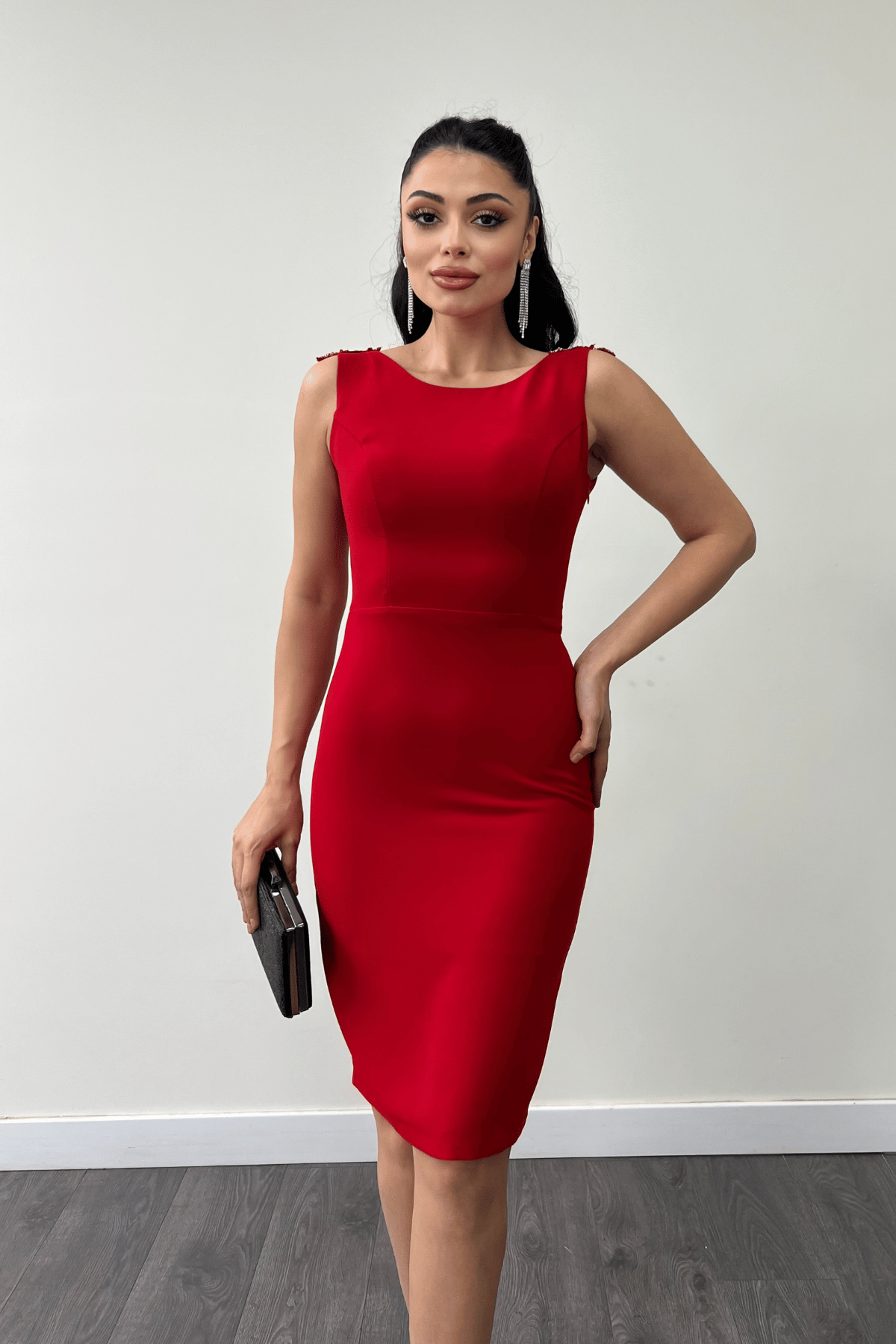 Krep Kumaş Sırt Boncuk Detaylı Kalem Elbise - KIRMIZI