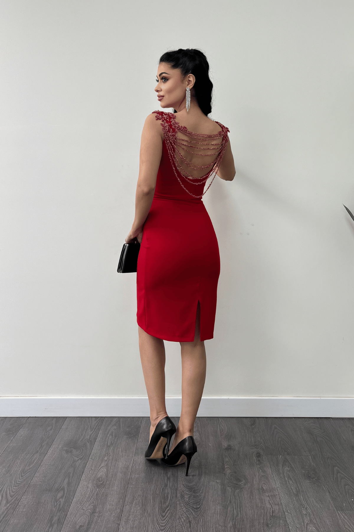 Krep Kumaş Sırt Boncuk Detaylı Kalem Elbise - KIRMIZI