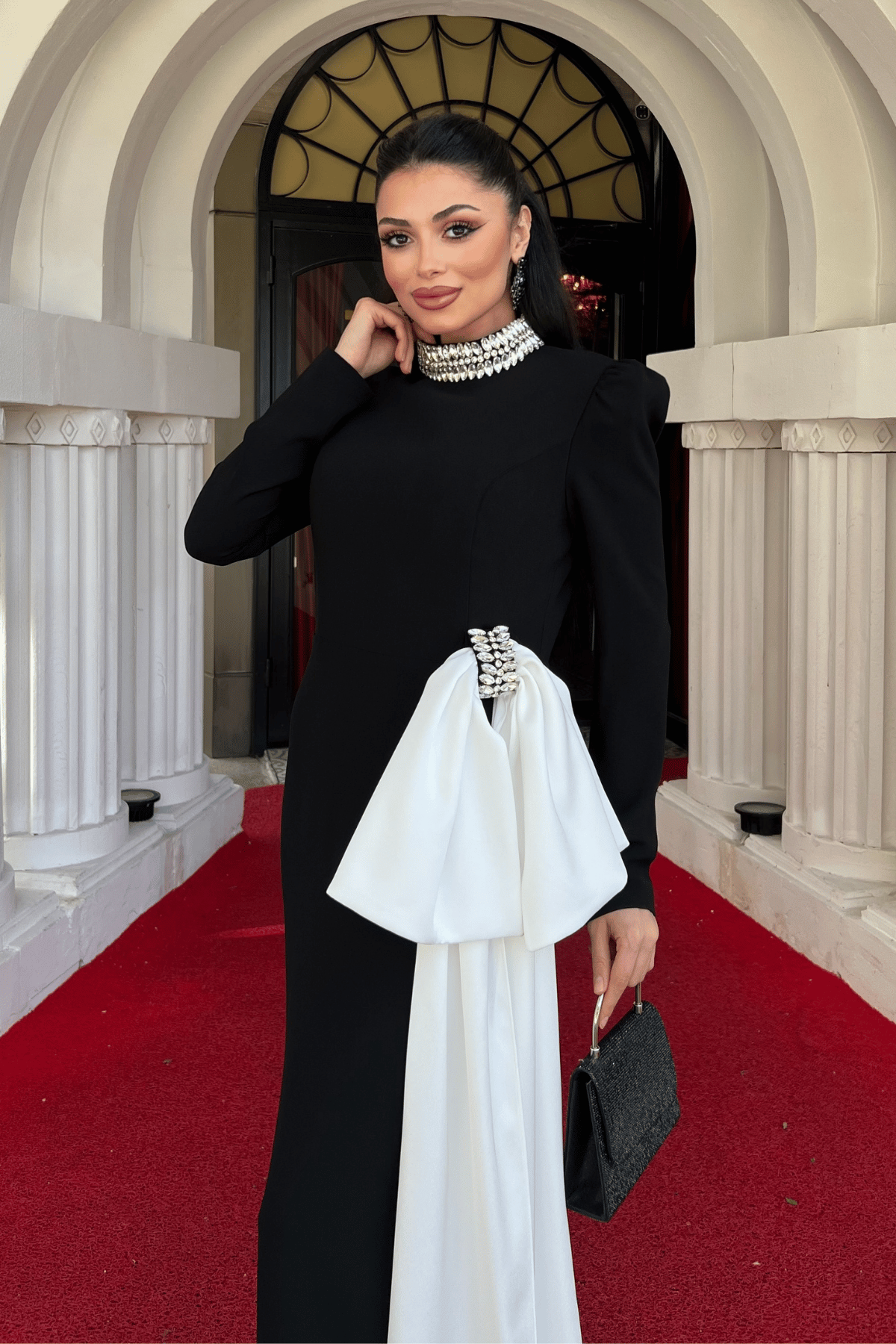 Krep Kumaş Taş Fiyonk Detaylı Abiye Elbise - SİYAH