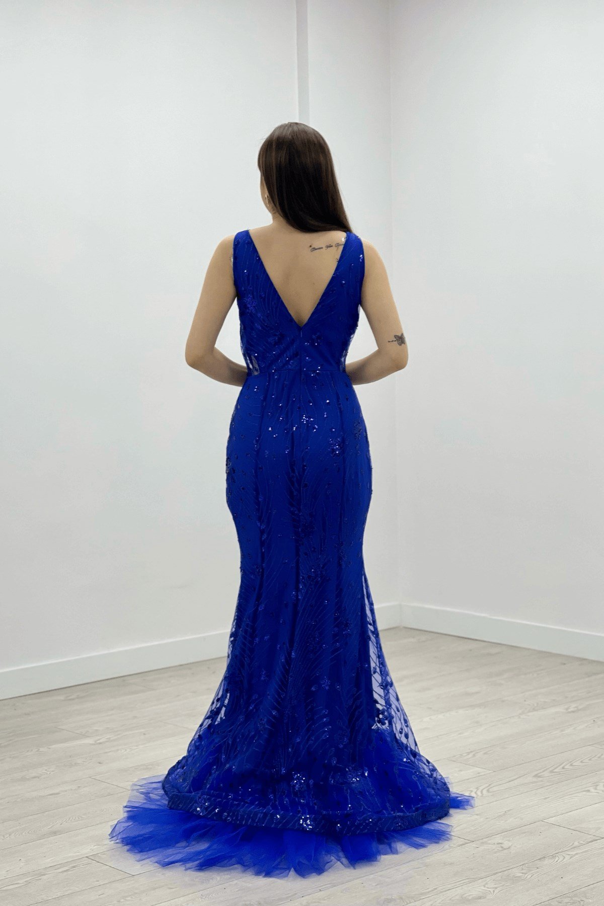 فستان مزين بالترتر بتفاصيل من قماش التول - ساكس بلو