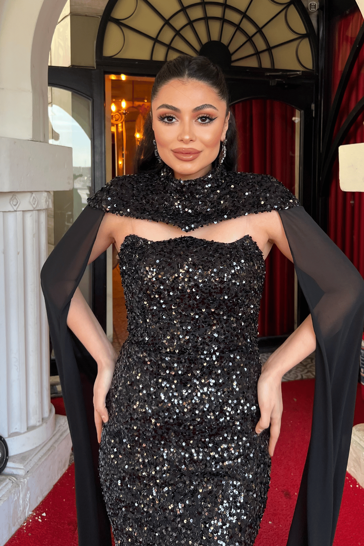 Payet Kumaş Pelerin Detaylı Abiye Elbise - SİYAH