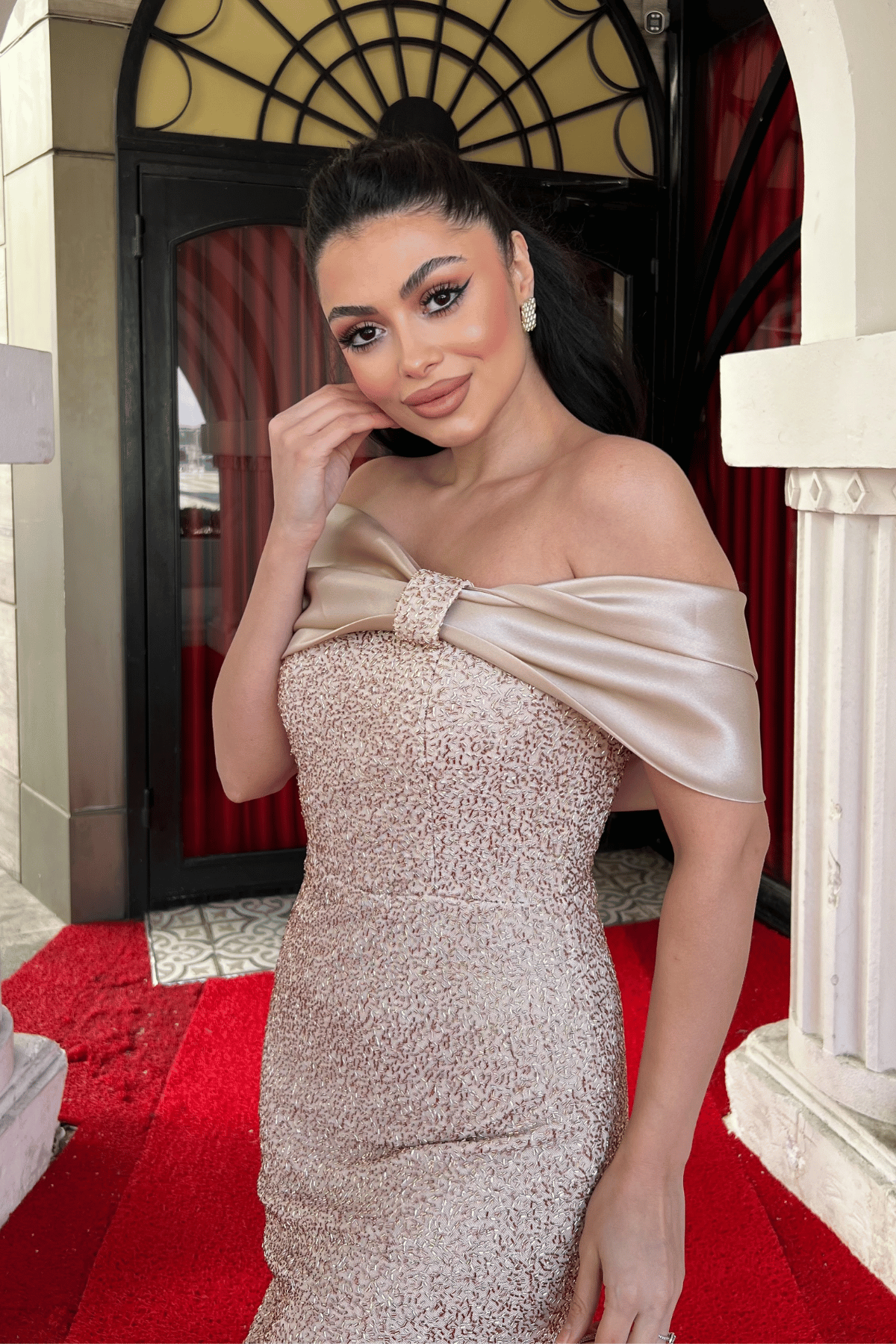 Payet Kumaş Saten Kayık Yaka Kalem Elbise - GOLD