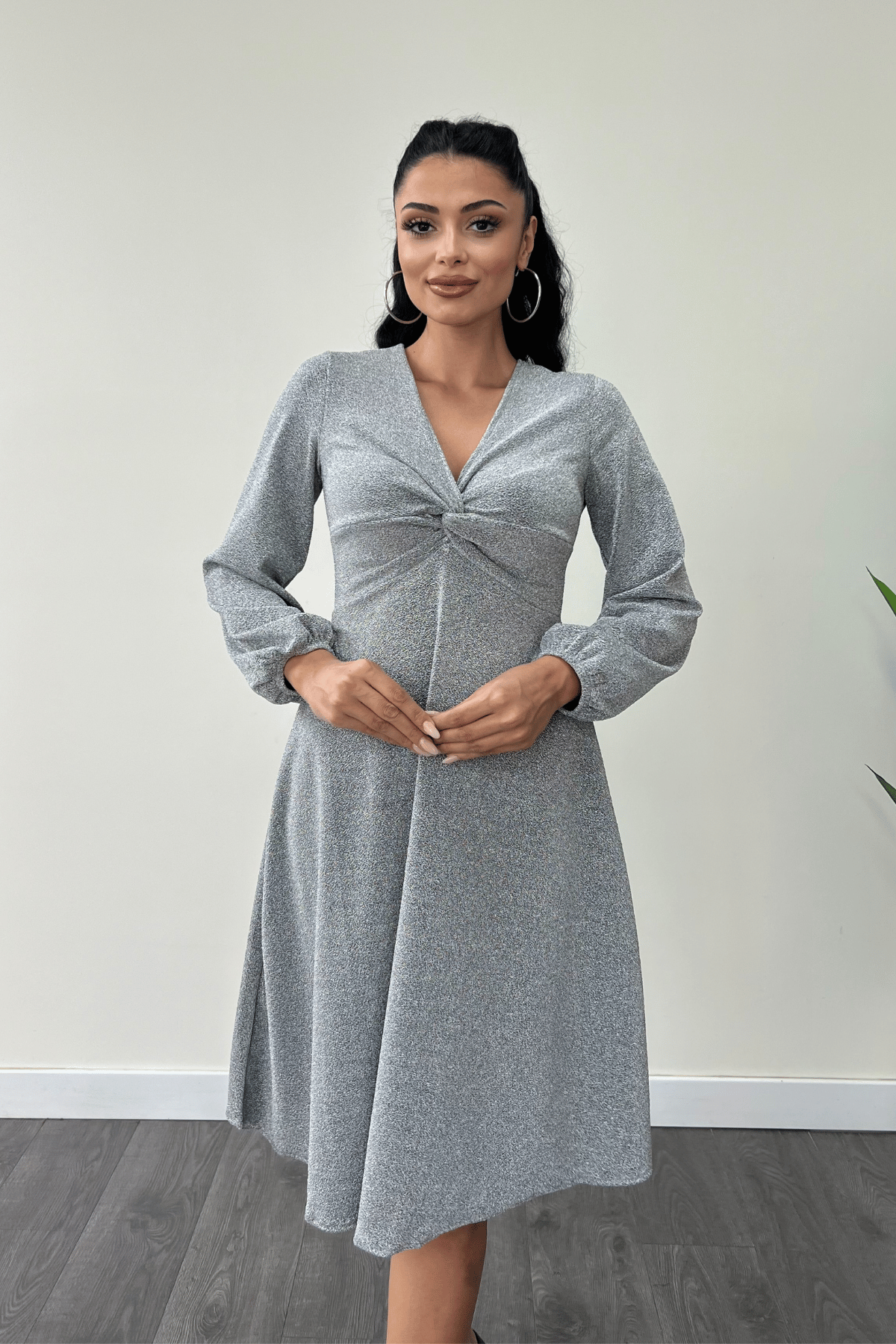 Pırıltılı Krep Kumaş Burgu Detaylı Midi Elbise - GÜMÜŞ