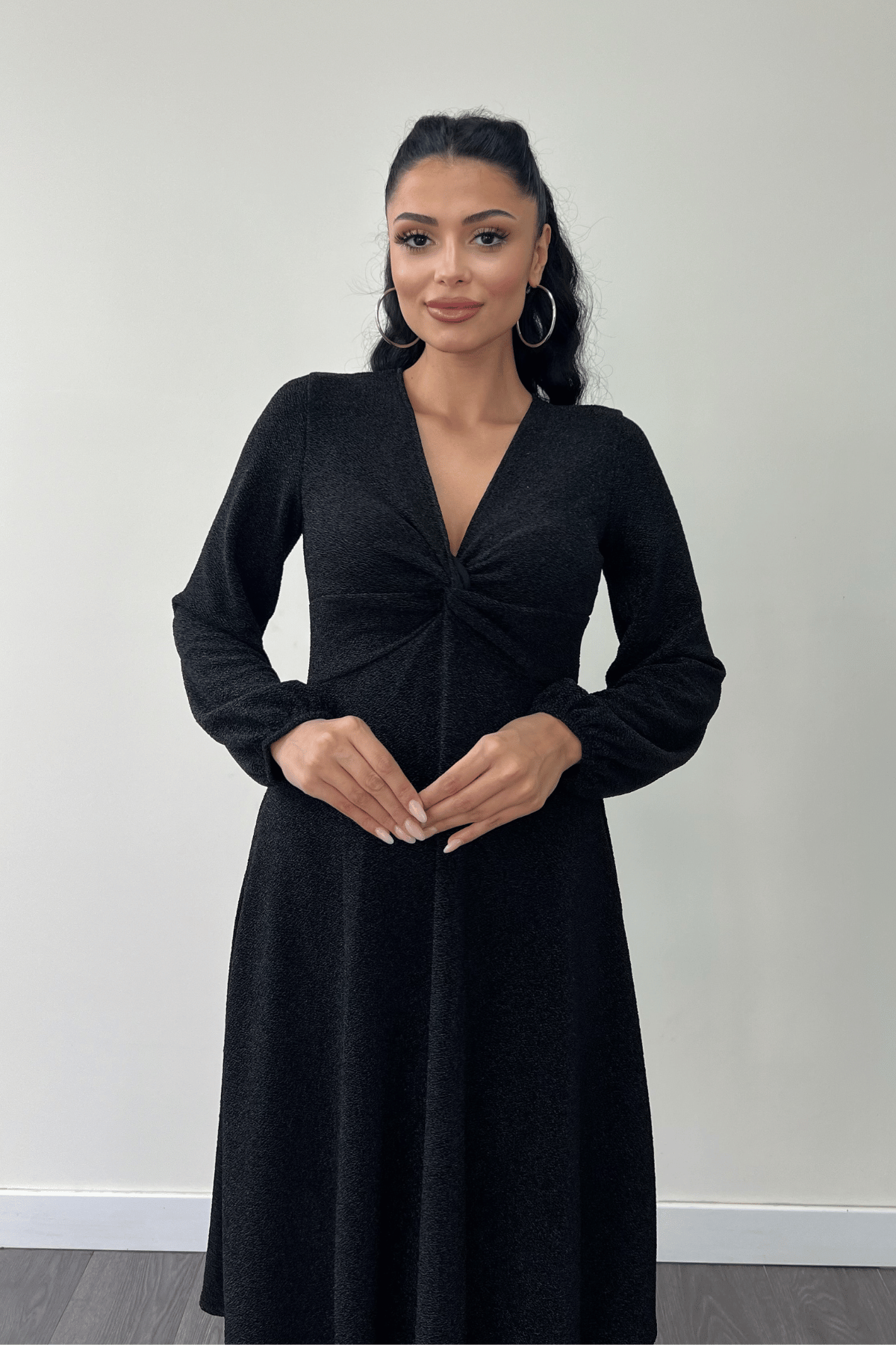 Pırıltılı Krep Kumaş Burgu Detaylı Midi Elbise - SİYAH