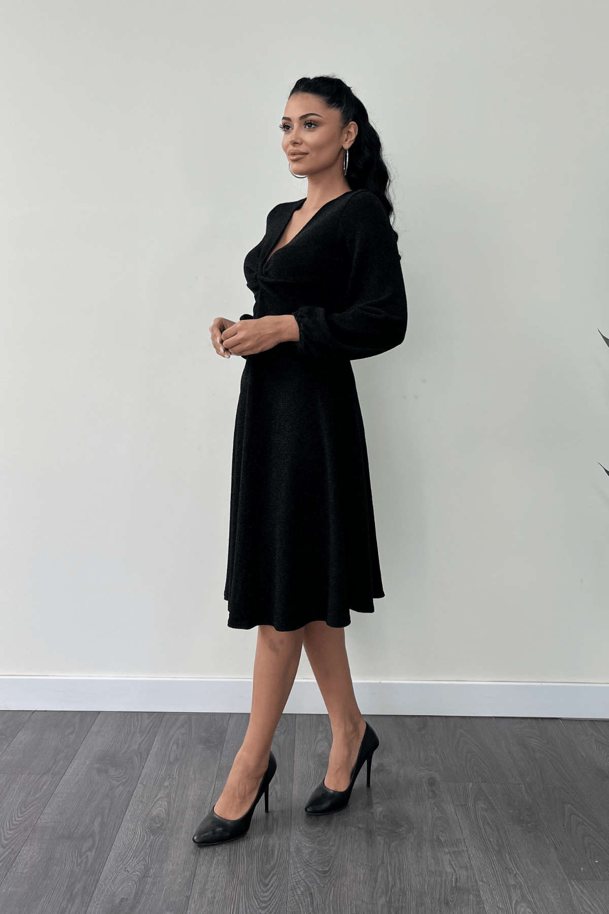 Pırıltılı Krep Kumaş Burgu Detaylı Midi Elbise - SİYAH