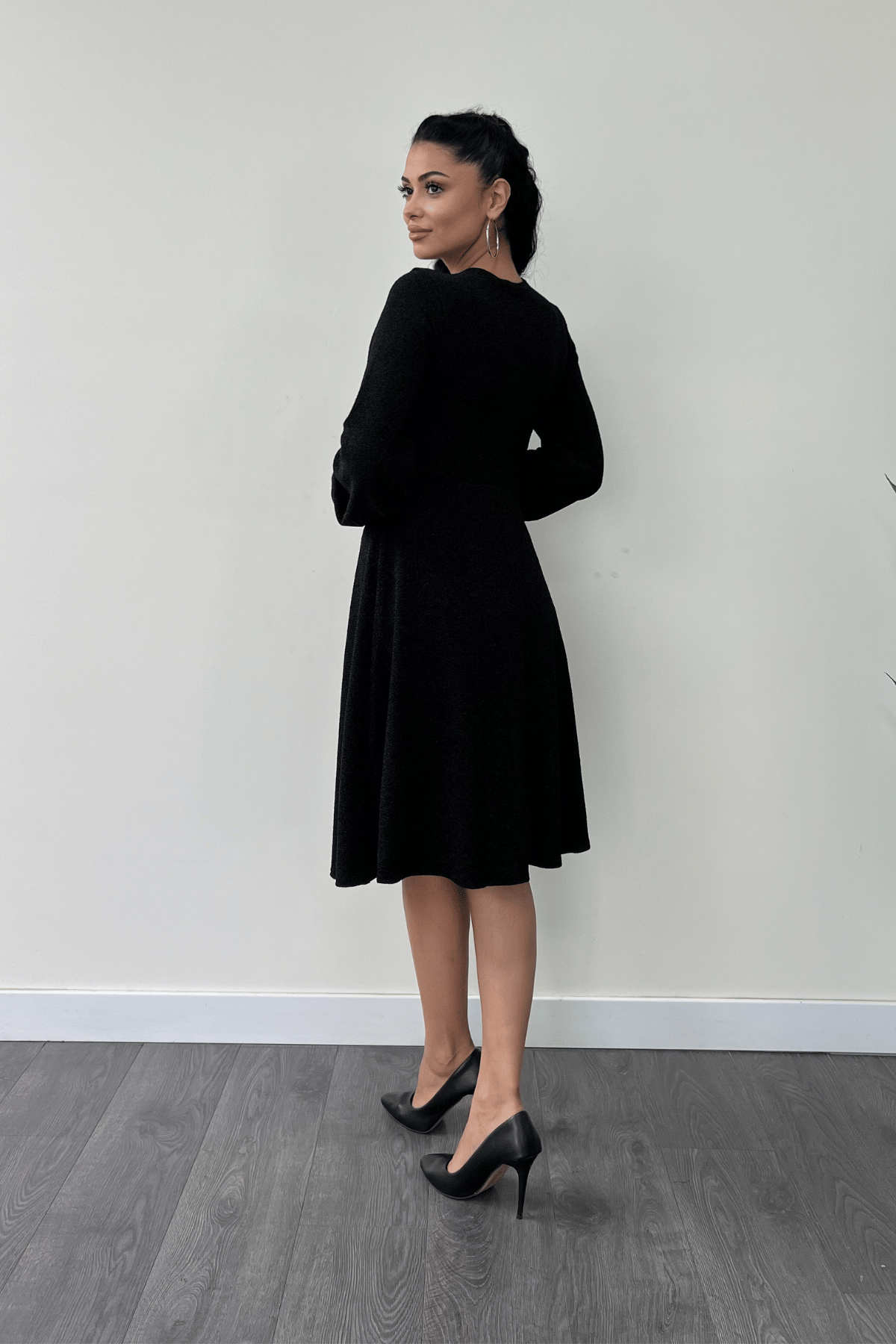 Pırıltılı Krep Kumaş Burgu Detaylı Midi Elbise - SİYAH