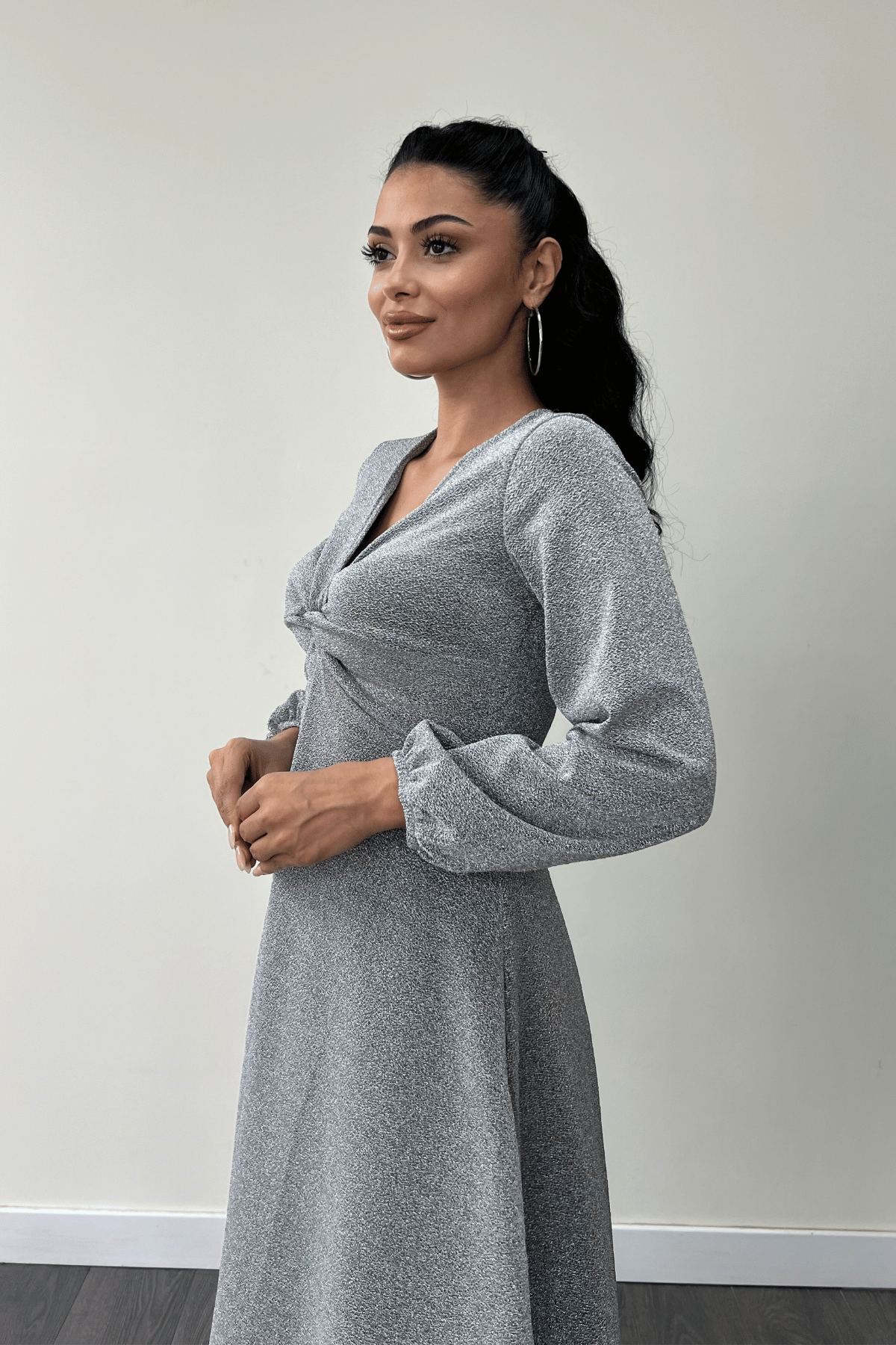 Pırıltılı Krep Kumaş Burgu Detaylı Midi Elbise - GÜMÜŞ