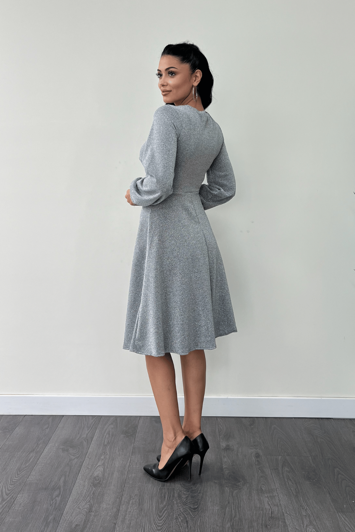 Pırıltılı Krep Kumaş Burgu Detaylı Midi Elbise - GÜMÜŞ