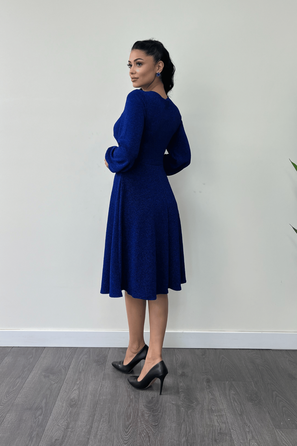 Pırıltılı Krep Kumaş Burgu Detaylı Midi Elbise - SAKS MAVİ