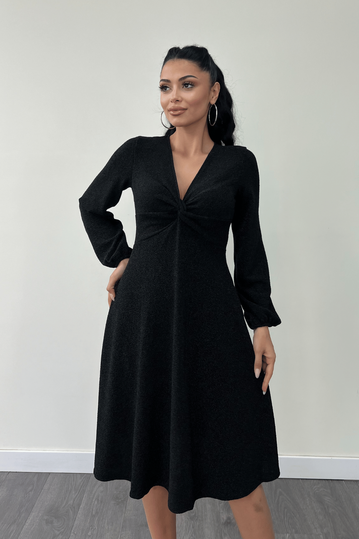 Pırıltılı Krep Kumaş Burgu Detaylı Midi Elbise - SİYAH