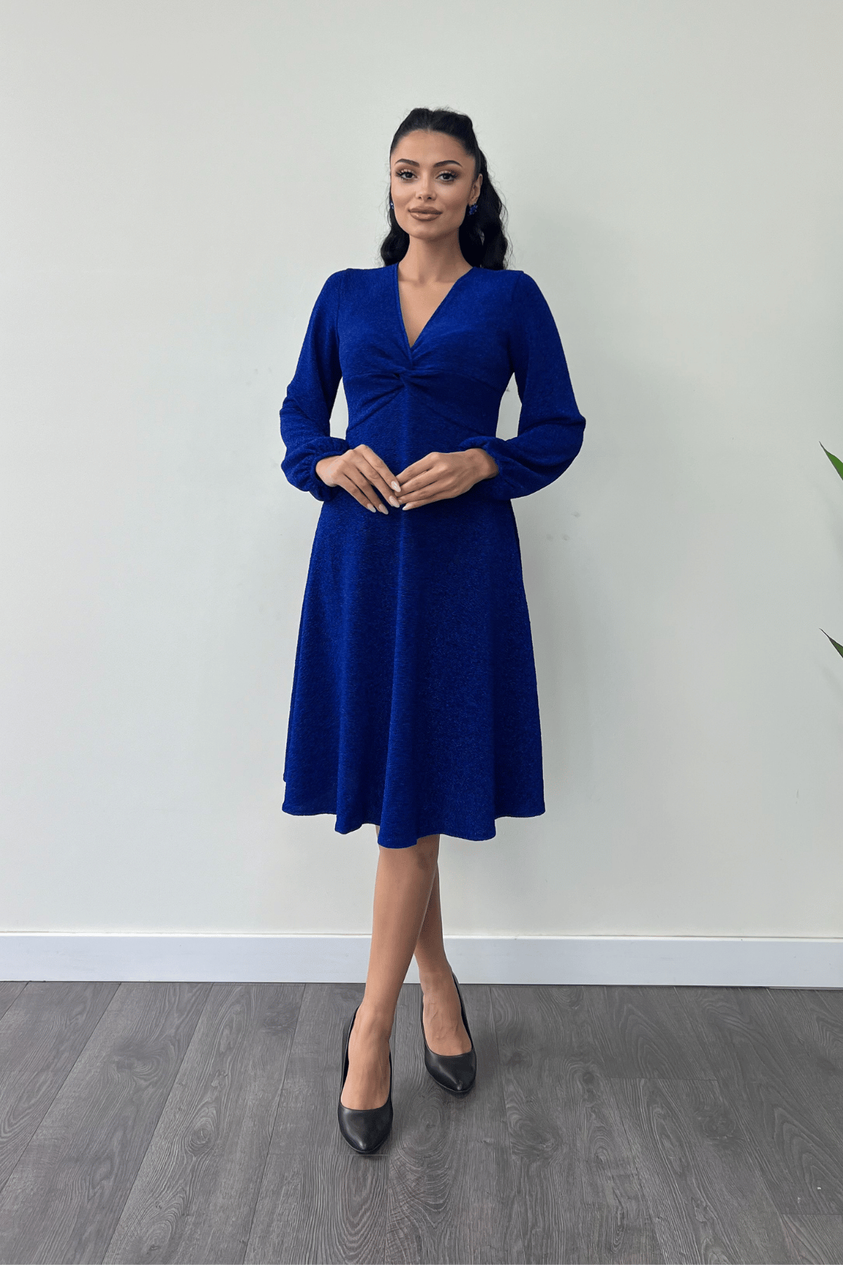 Pırıltılı Krep Kumaş Burgu Detaylı Midi Elbise - SAKS MAVİ