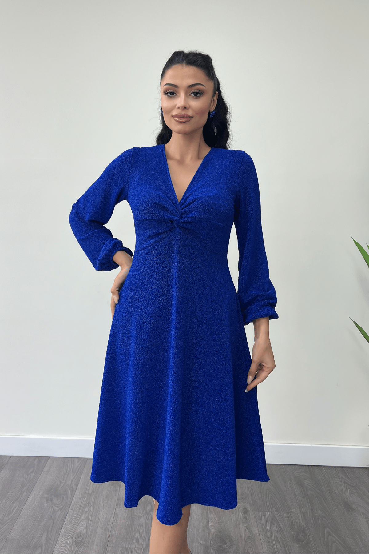 Pırıltılı Krep Kumaş Burgu Detaylı Midi Elbise - SAKS MAVİ