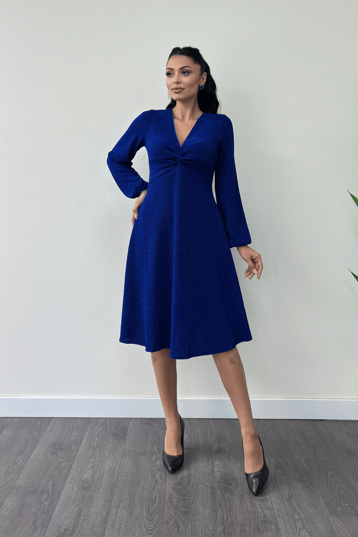 Pırıltılı Krep Kumaş Burgu Detaylı Midi Elbise - SAKS MAVİ