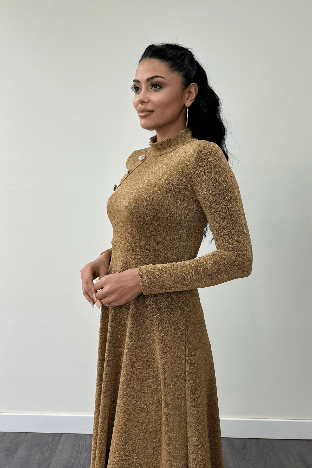 Pırıltılı Krep Kumaş Düğme Detaylı Midi Elbise - GOLD