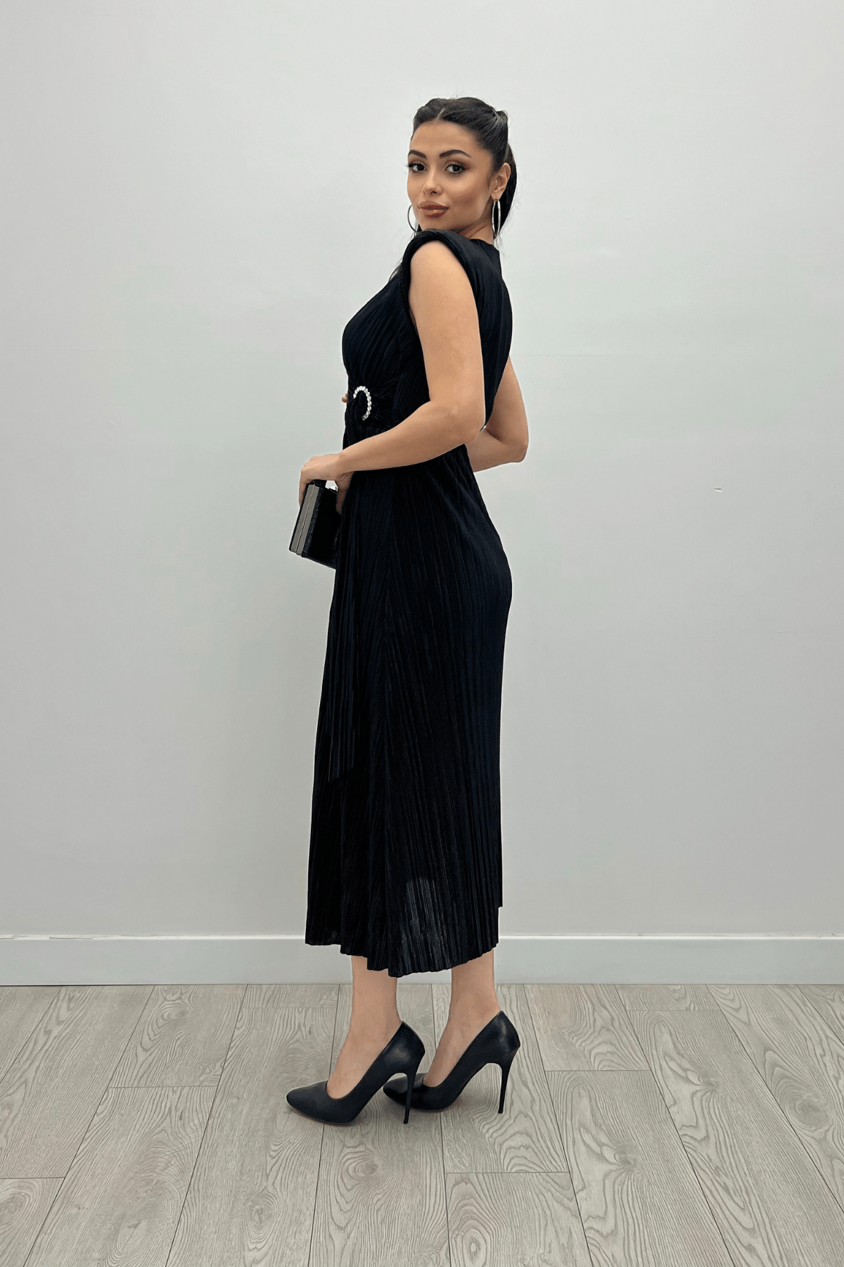 Pliseli Kumaş Beli Lastikli Kemerli Elbise - SİYAH