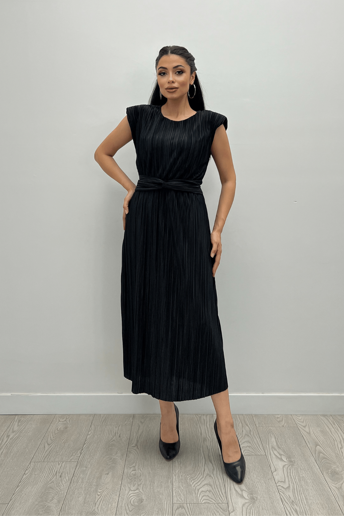 Pliseli Kumaş Kemer Detaylı Midi Elbise - SİYAH