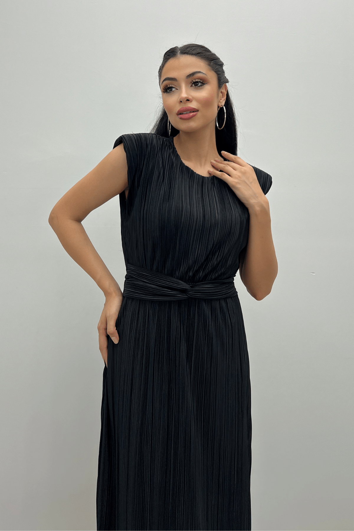Pliseli Kumaş Kemer Detaylı Midi Elbise - SİYAH
