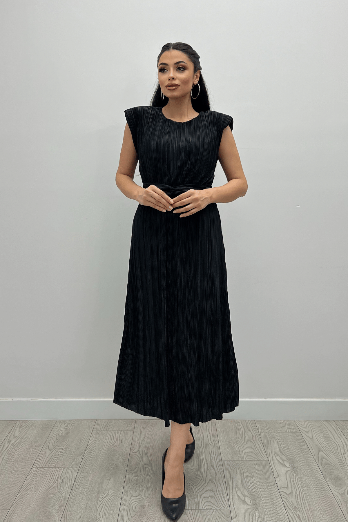 Pliseli Kumaş Kemer Detaylı Midi Elbise - SİYAH