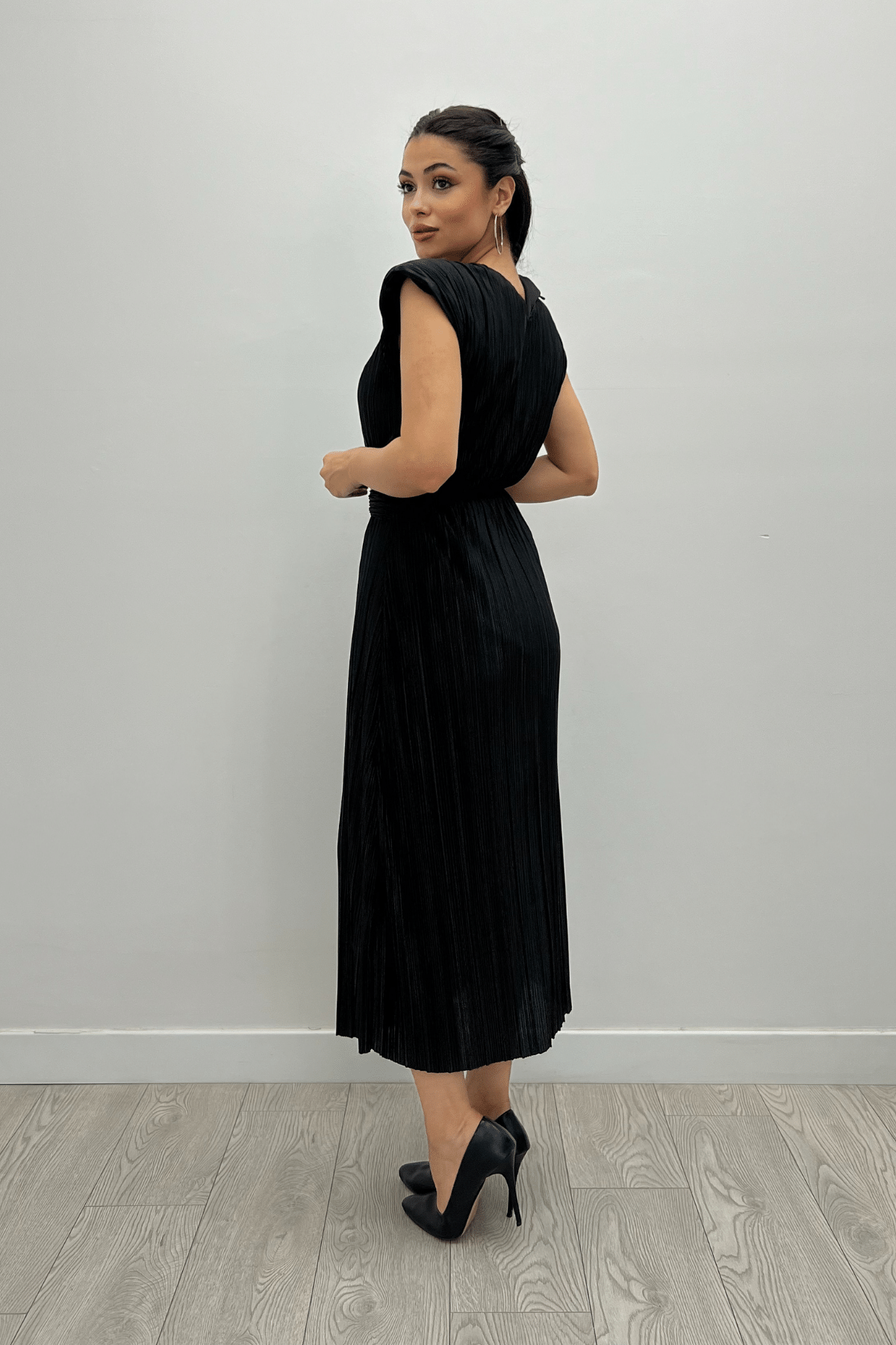 Pliseli Kumaş Kemer Detaylı Midi Elbise - SİYAH