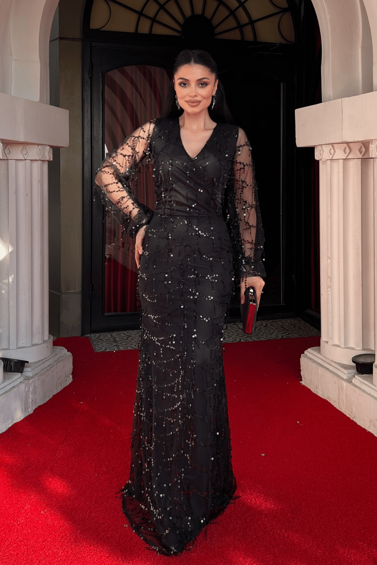 فستان مزين بالترتر بتصميم شراشيب