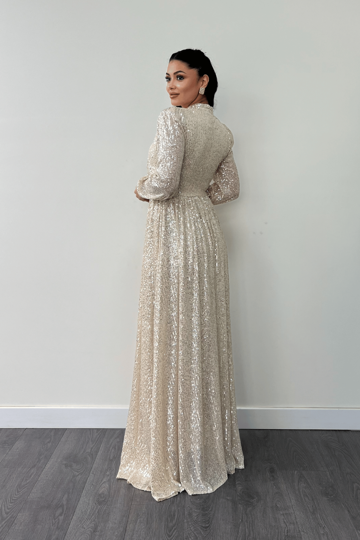 Pul Tül Payet Kumaş Büzgü Detaylı Kiloş Elbise - GOLD