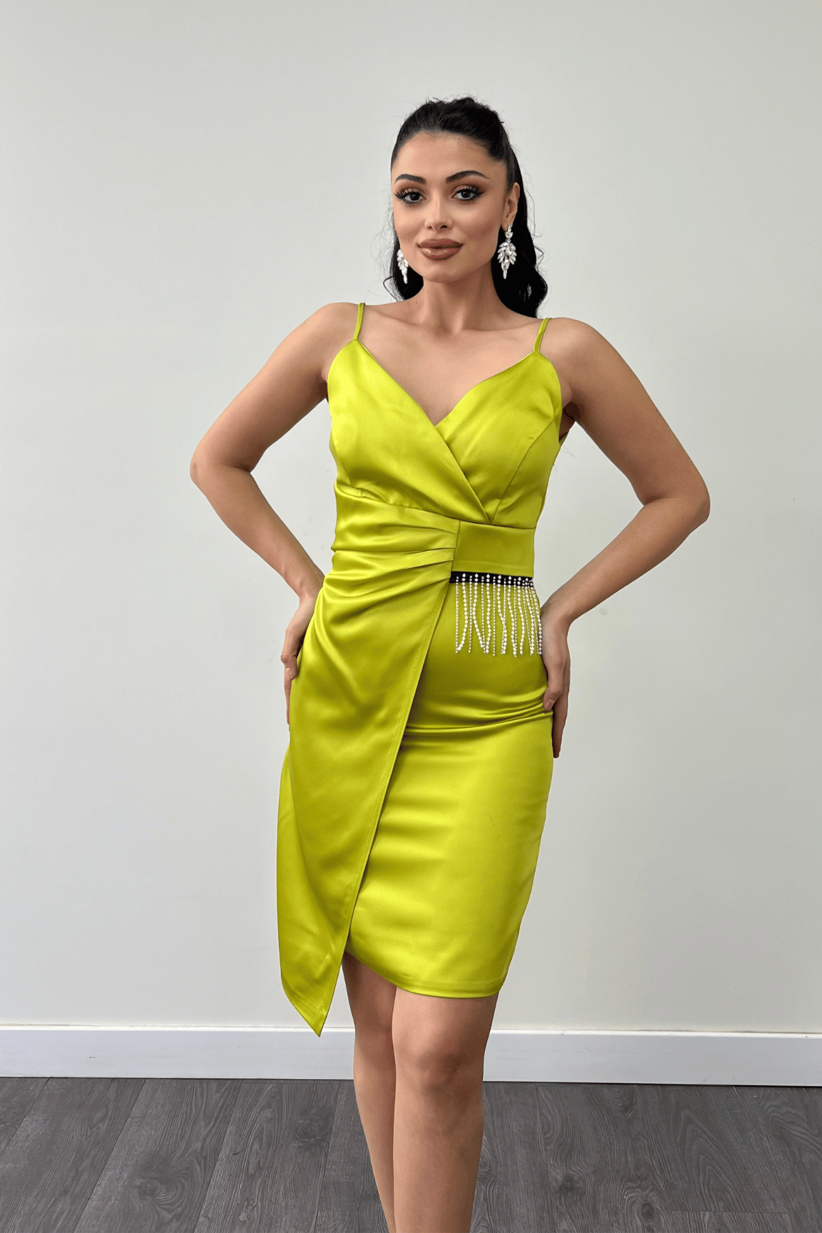 Saten Kumaş Boncuk Detaylı Elbise - Fıstık Yeşili