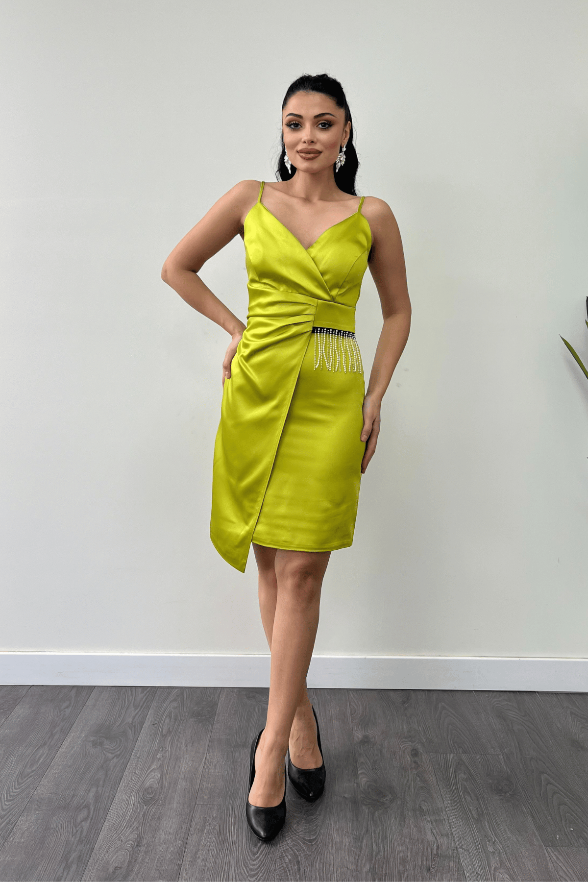 Saten Kumaş Boncuk Detaylı Elbise - Fıstık Yeşili