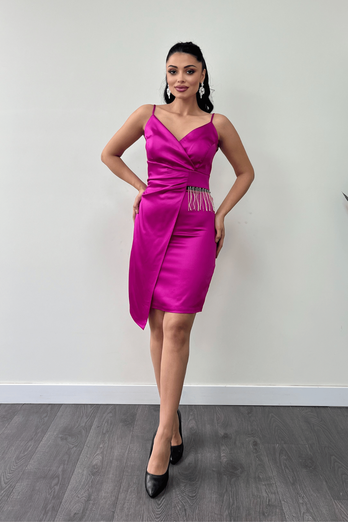 Saten Kumaş Boncuk Detaylı Elbise - FUŞYA