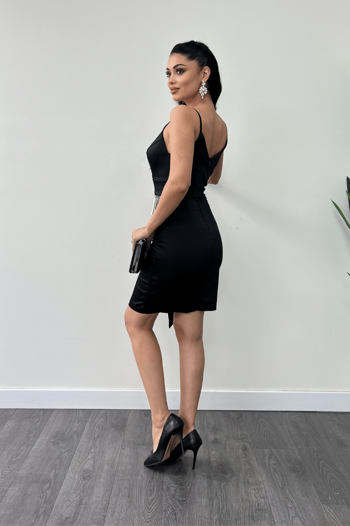 Saten Kumaş Boncuk Detaylı Elbise - SİYAH