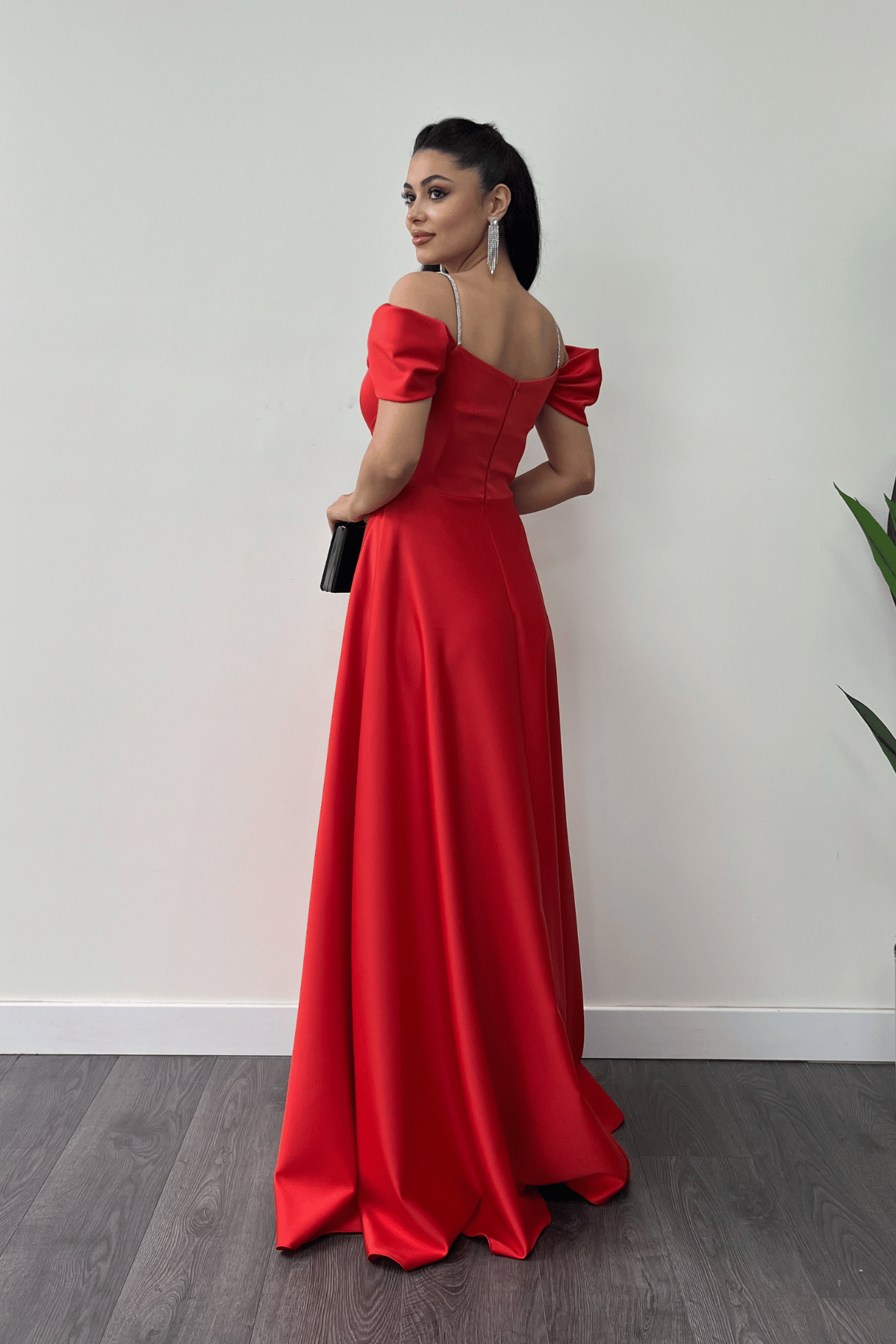 Saten Kumaş Büzgülü Askılı Abiye Elbise - KIRMIZI