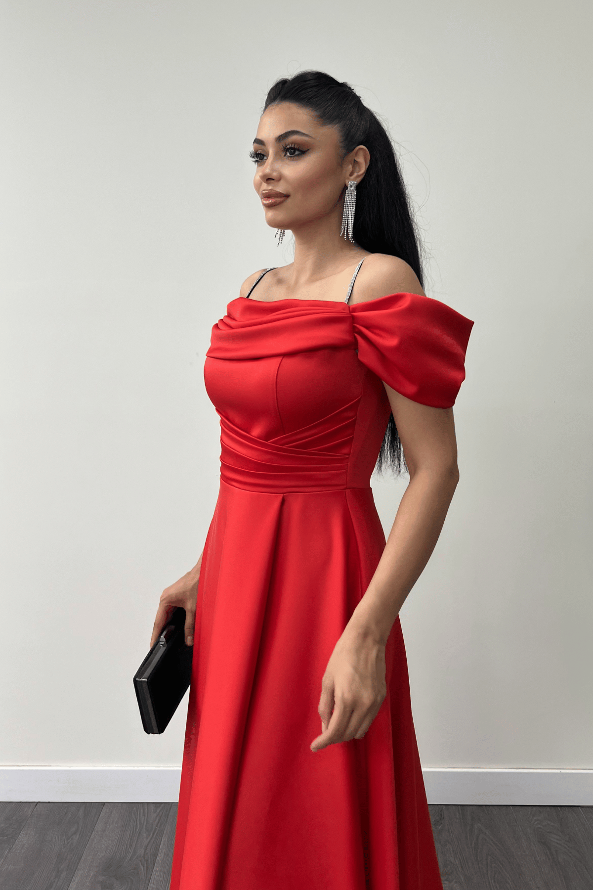 Saten Kumaş Büzgülü Askılı Abiye Elbise - KIRMIZI