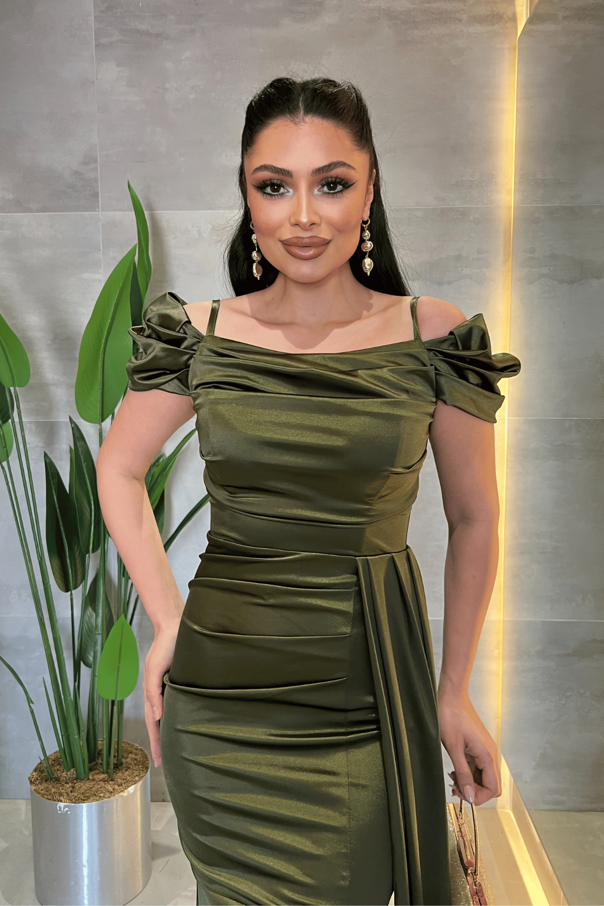 Saten Kumaş Büzgülü Şal Detaylı Abiye Elbise - HAKİ YEŞİLİ