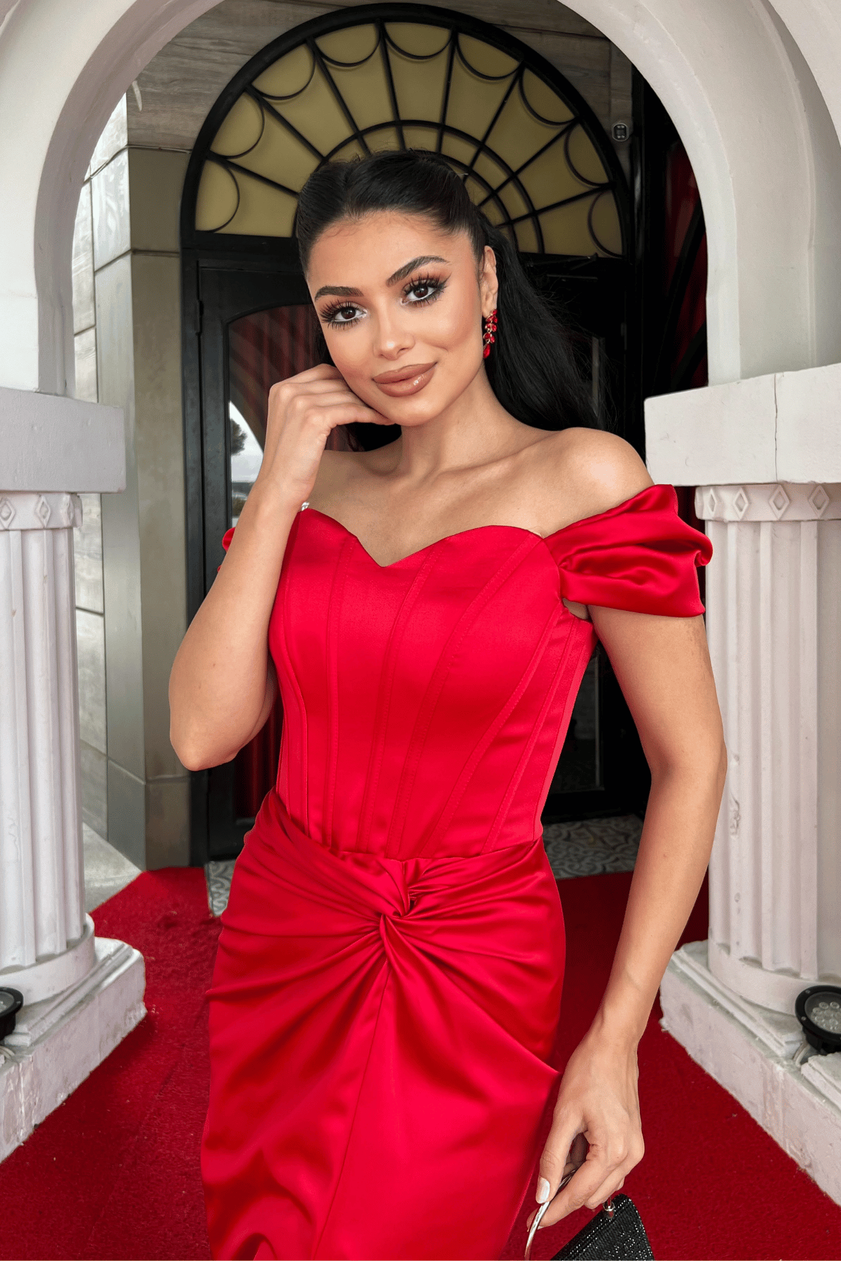 Saten Kumaş Drapeli Düşük Omuz Abiye Elbise - KIRMIZI