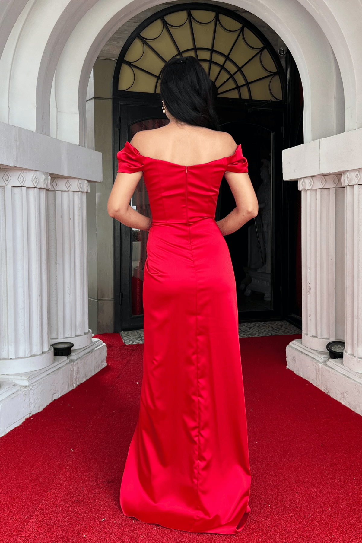 Saten Kumaş Drapeli Düşük Omuz Abiye Elbise - KIRMIZI