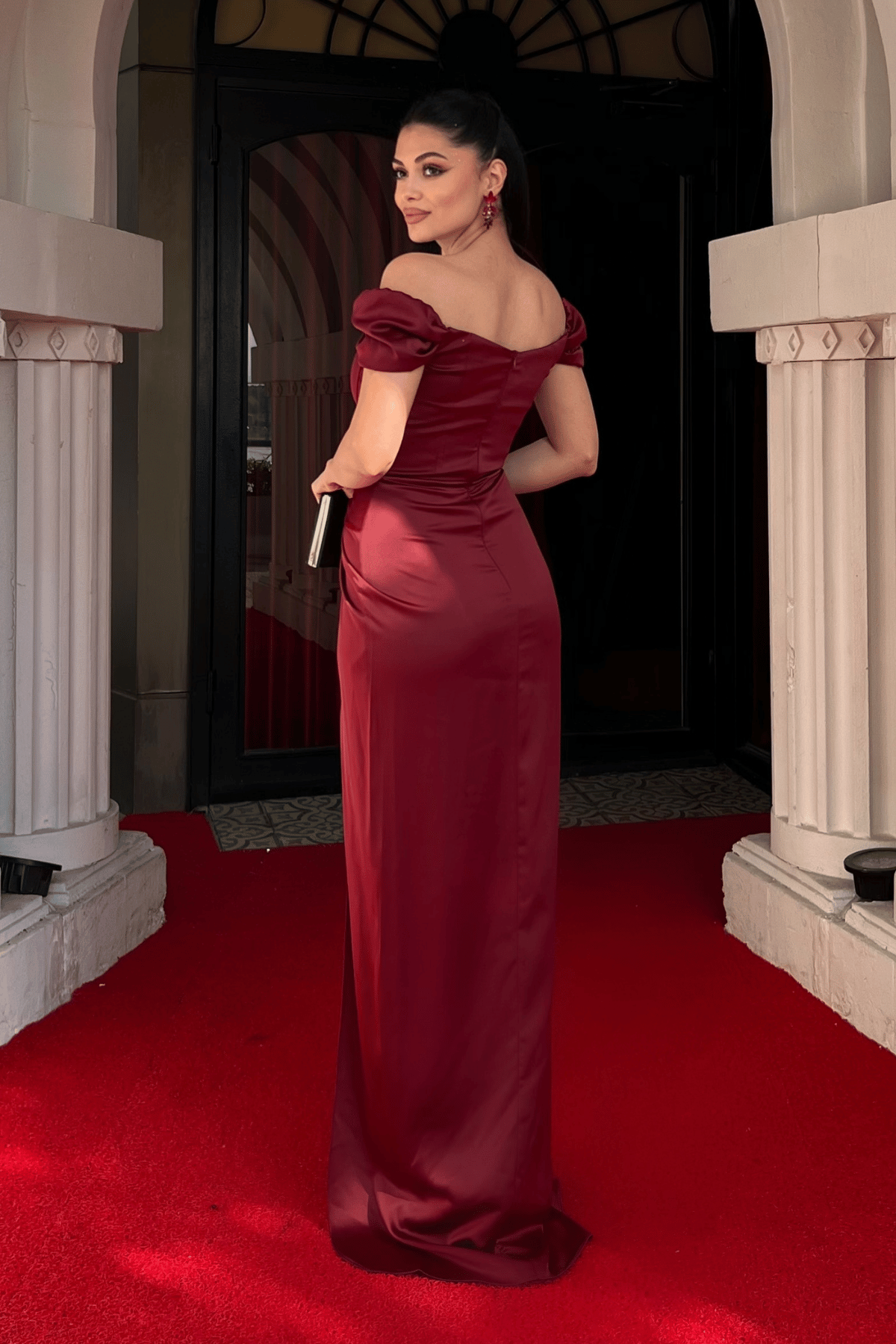 Saten Kumaş Drapeli Düşük Omuz Abiye Elbise - BORDO