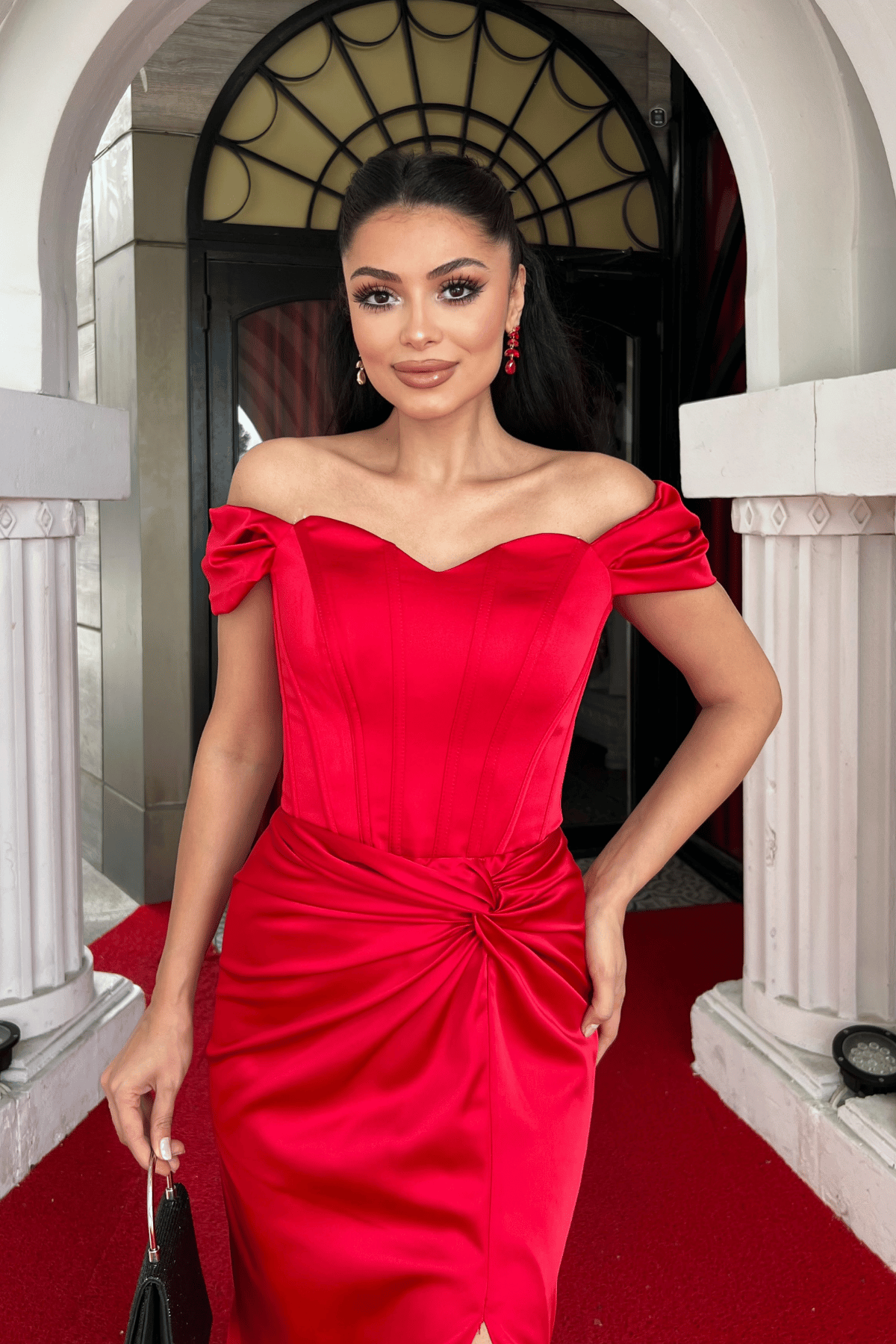 Saten Kumaş Drapeli Düşük Omuz Abiye Elbise - KIRMIZI